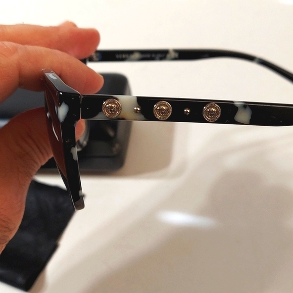 Versace Sunglasses With Case Beautiful Black And Ivory Frame Good Condition - Picture 4 of 11